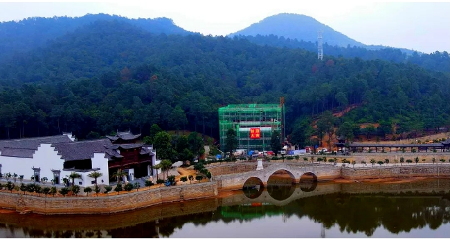 鸿园旅馆大楼的顺遂封顶，为整个项目的建设迈出了坚实的一步